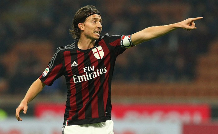 MILAN, ITALY - NOVEMBER 07:  Riccardo Montolivo of AC Milan gestures during the Serie A match between AC Milan and Atalanta BC at Stadio Giuseppe Meazza on November 7, 2015 in Milan, Italy.  (Photo by Marco Luzzani/Getty Images)