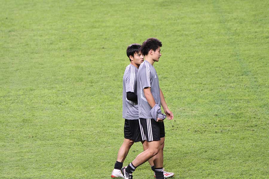 上田と久保が話し込み、行動をともにするシーンも見受けられた【写真：Football ZONE web】