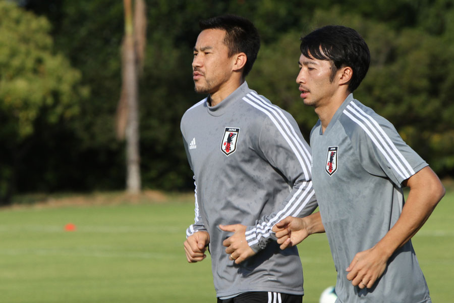 日本代表FW岡崎（左）【写真：Football ZONE web】