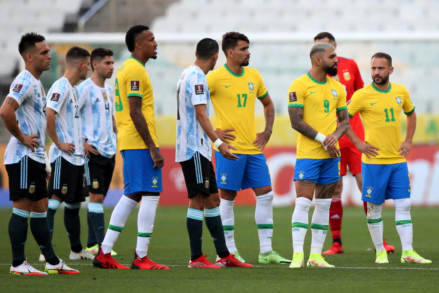 腰に銃を携帯 ブラジル対アルゼンチンの 武装乱入男 に海外衝撃 極めて不愉快 フットボールゾーン