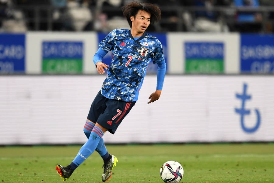 U-24日本代表MF三笘薫がドリブルする様子【写真：Getty Images】