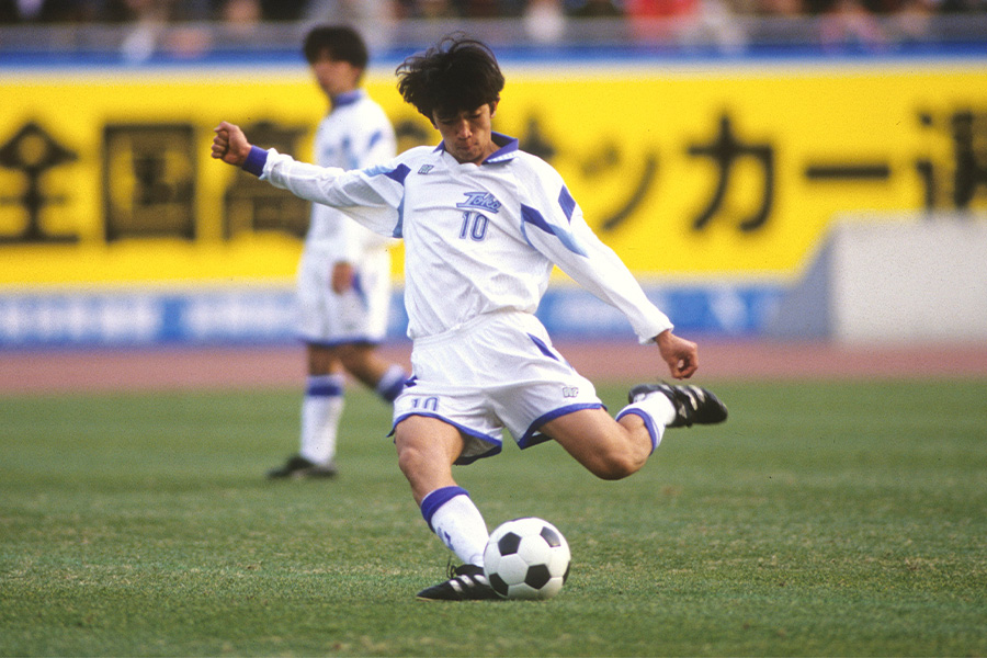 神奈川・桐光学園高校時代、背番号10を付けてプレーする中村俊輔【写真：(C) 全国高体連サッカー専門部記録部 / 高校サッカー年鑑】