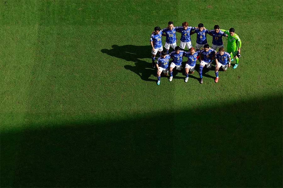 日本は前半を日向側のピッチを選択【写真：ロイター】