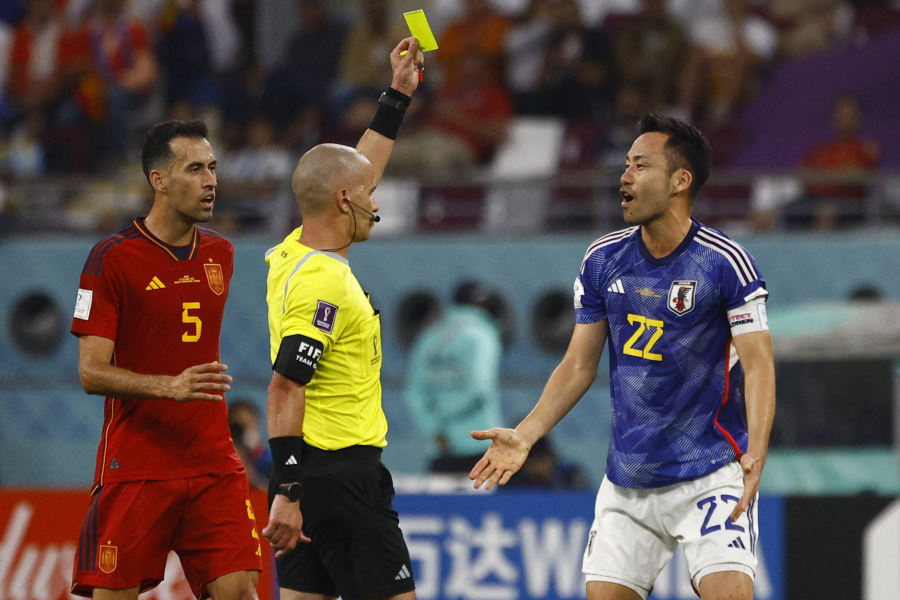 W杯】吉田がイエローカードに感情露わ 判定に疑問噴出「冤罪」「演技に