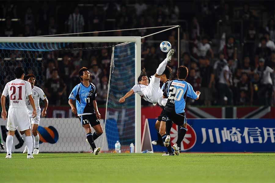 宮本恒靖が川崎フロンターレ戦で決めたオーバーヘッド【写真：Getty Images】