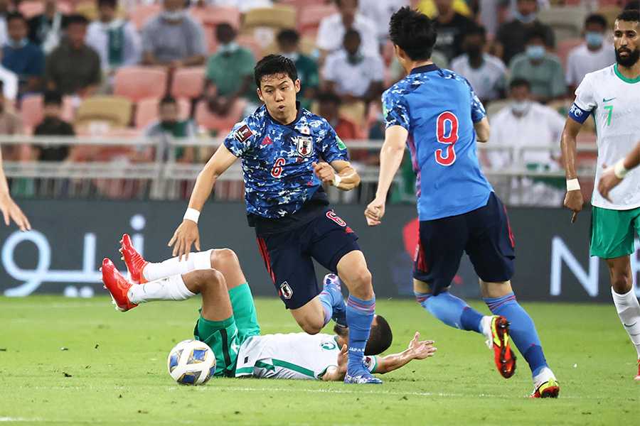 MF遠藤航はスタメン出場し迫力のあるプレーを見せるも…【写真：ⓒJFA】