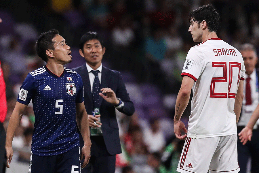 試合中に言い合いになる長友佑都とサルダル・アズムン【写真：Getty Images】