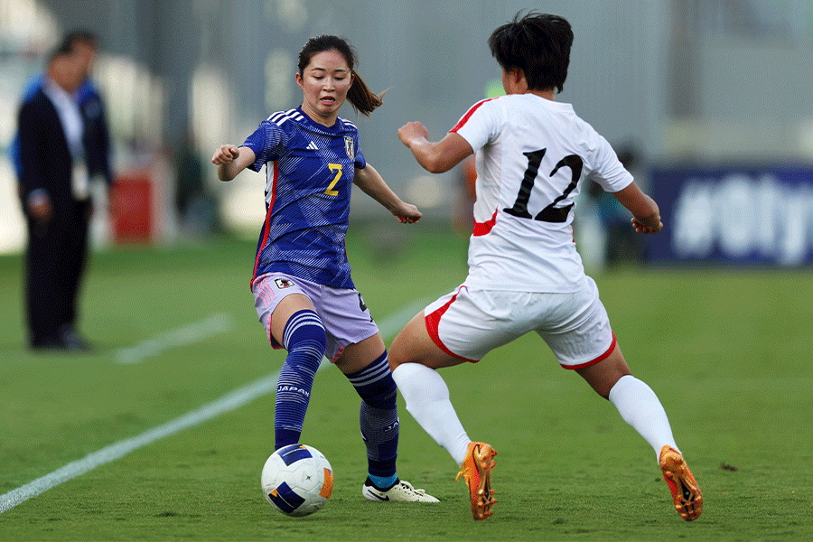 中立地開催の一戦は0-0で後半へ【写真：Getty Images】