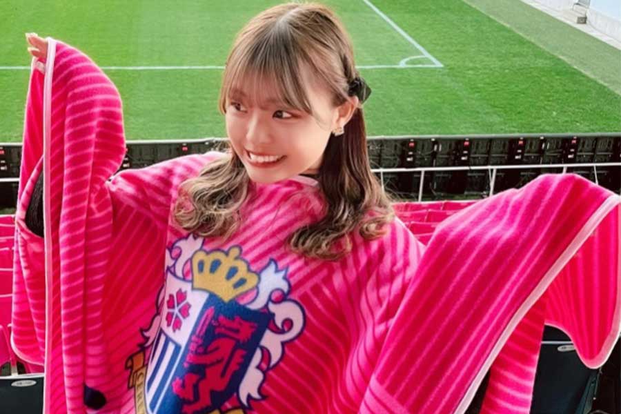 人気セレ女YouTuber、桜色「フリースポンチョ」姿に反響「似合ってる