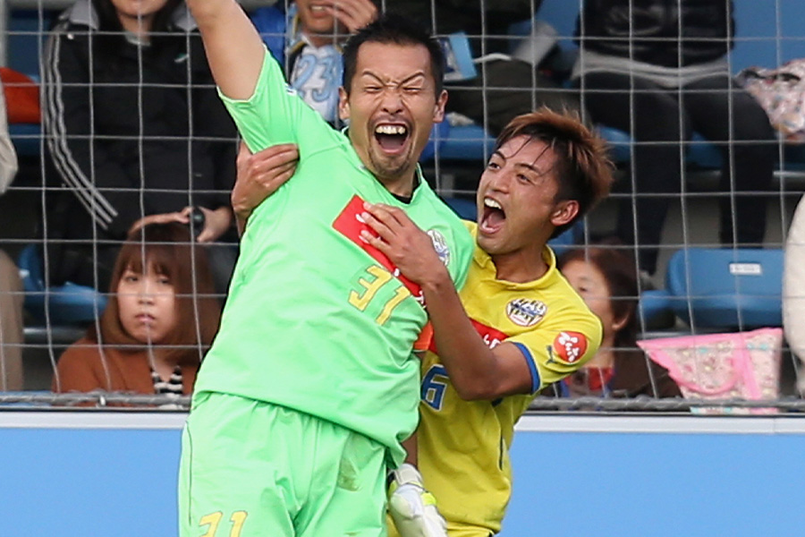 GKとして唯一ノミネートされた山岸範宏のヘディングシュート【写真：Getty Images】