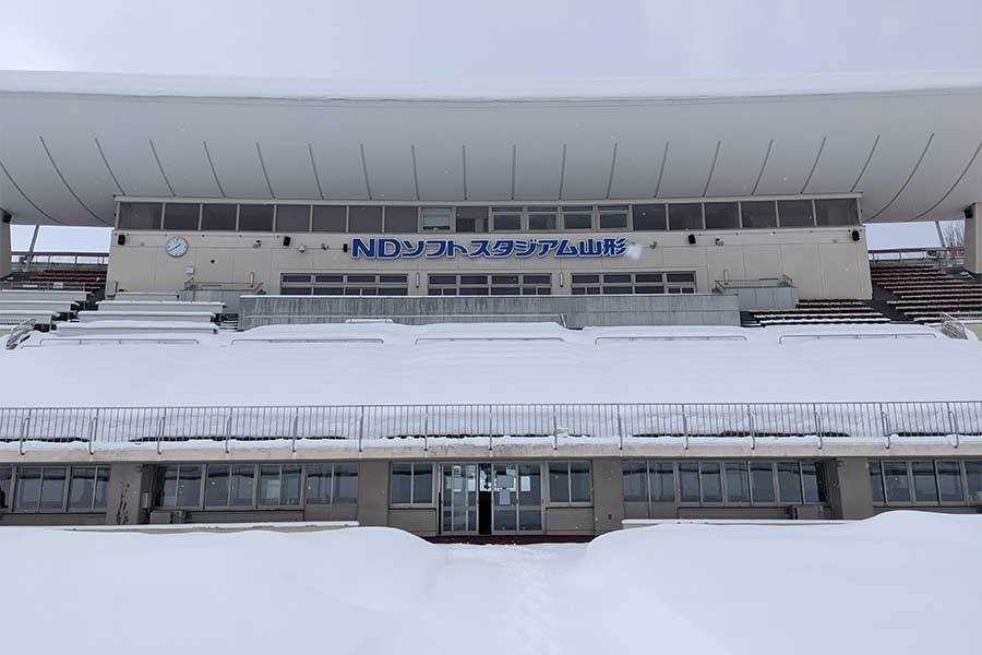 降雪地域ゆえ冬場はスタジアムが雪に覆われる【写真：(C) MONTEDIO YAMAGATA】