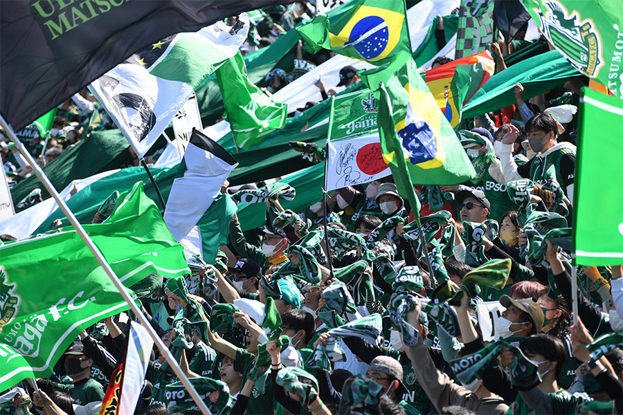 松本山雅FCのファン・サポーター【写真：Getty Images】