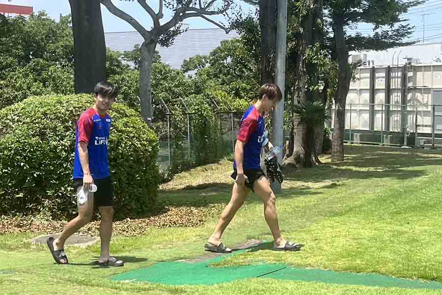 FC東京の練習場に姿を現した2人【写真：河合 拓】