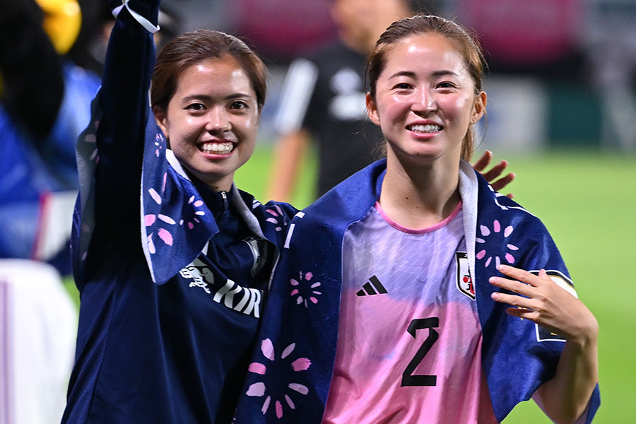 なでしこジャパンの清水梨紗（右）と長谷川唯【写真：Getty Images】