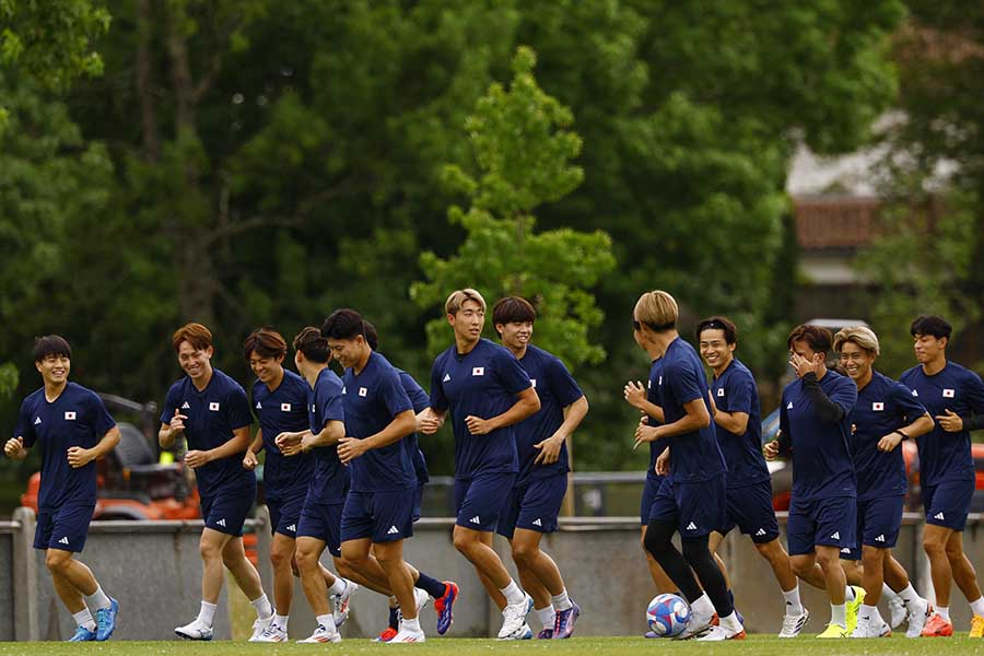 現地でトレーニングをするU-23日本代表【写真：ロイター】