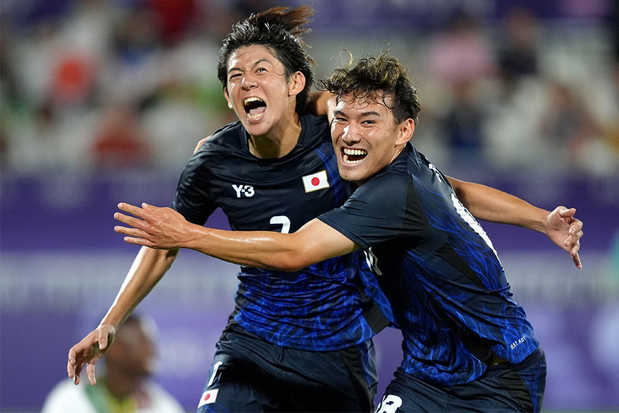 決勝ゴールを決めた山本理仁（左）と佐藤恵允【写真：Getty Images】