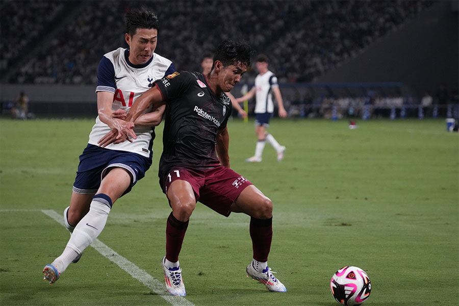 ソン・フンミン（左）と武藤嘉紀【写真：Getty Images】