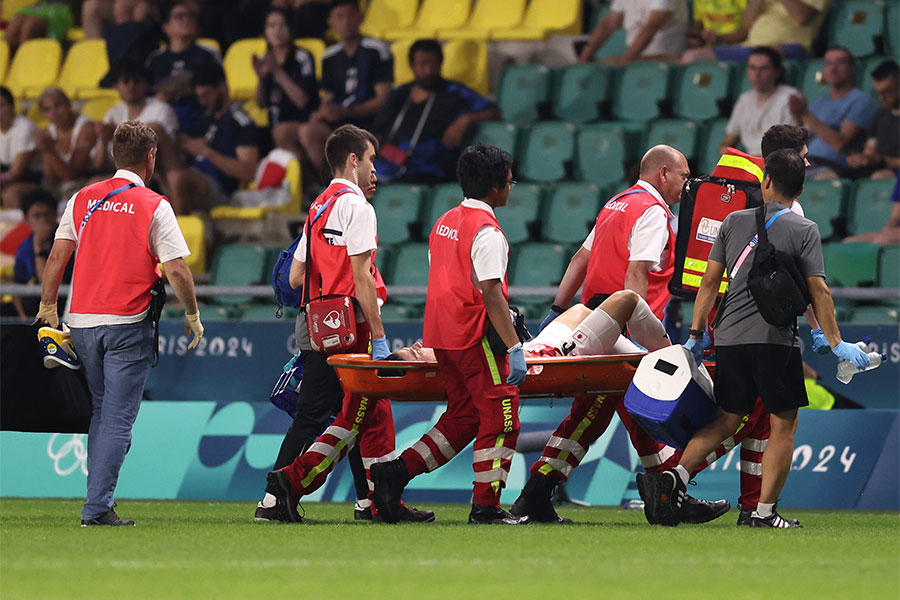 担架で退場したU-23日本代表・川﨑颯太【写真：Getty Images】