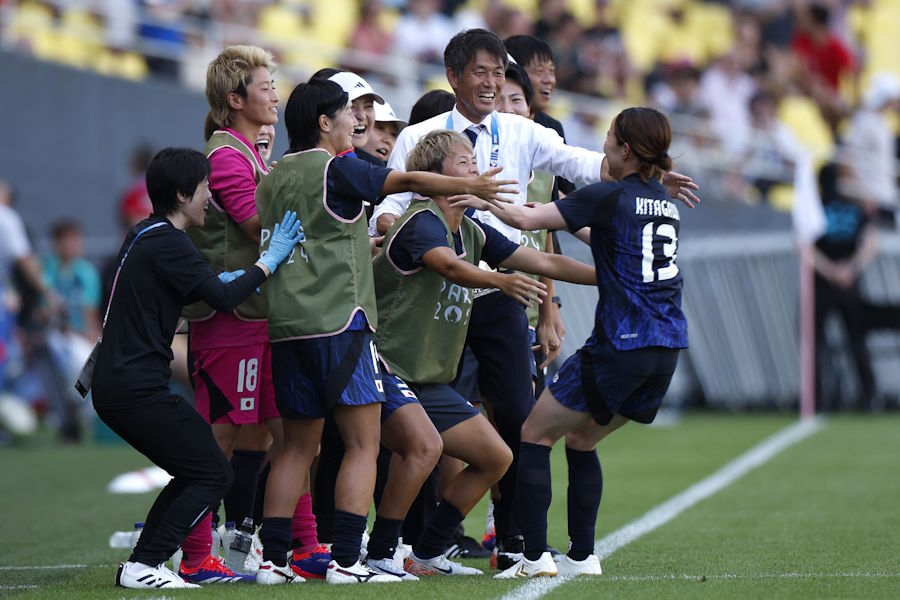 FKを決めて喜ぶ北川ひかる【写真：ロイター】