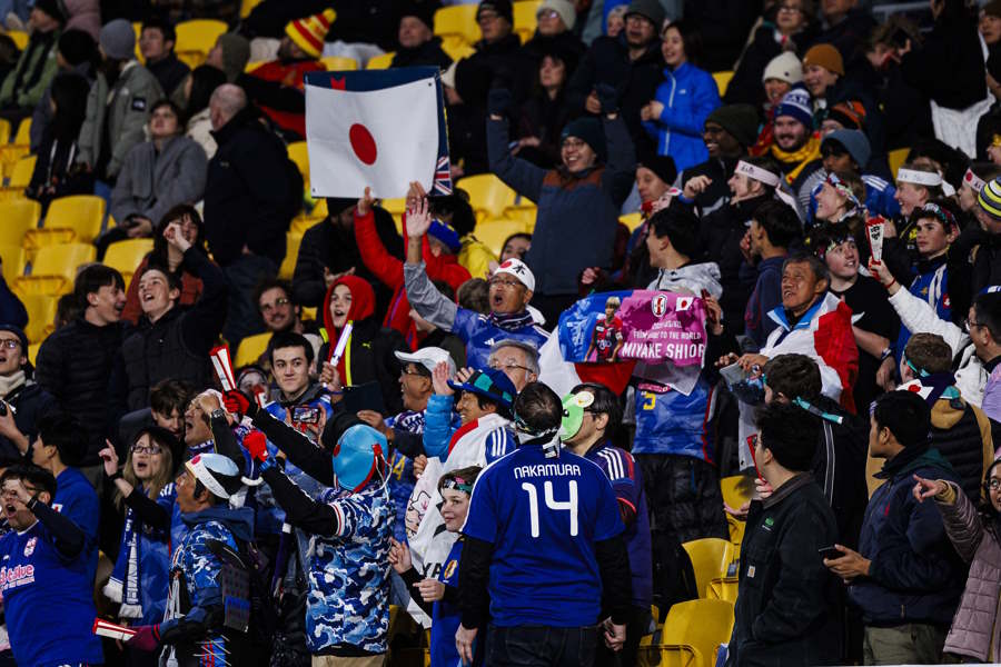 称賛をあびる日本サポーター【写真：Getty Images】