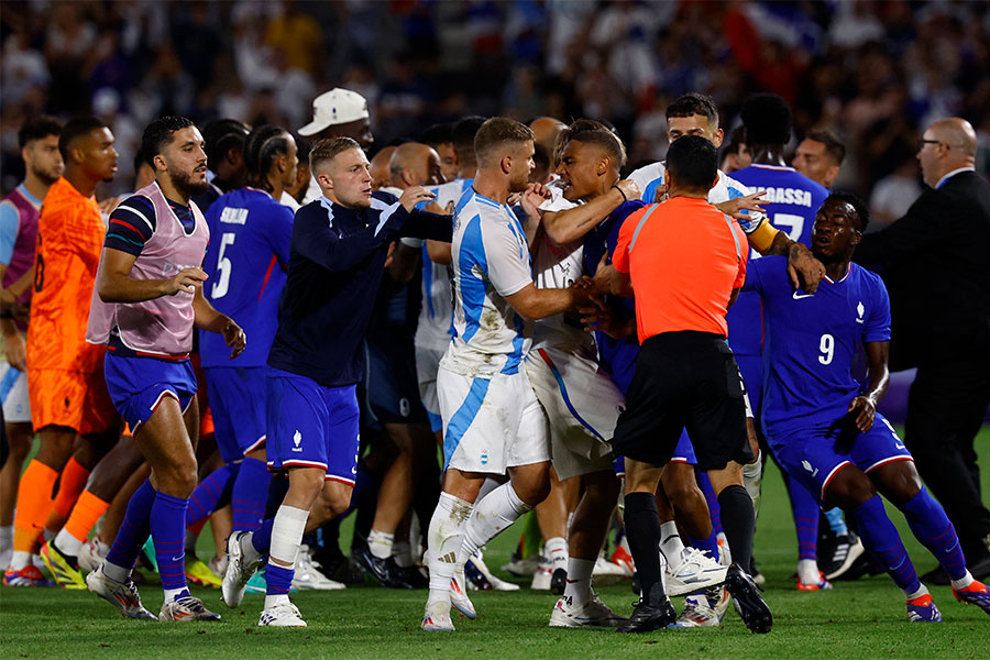 フランス-アルゼンチンの試合終了後に大乱闘が発生【写真：ロイター】