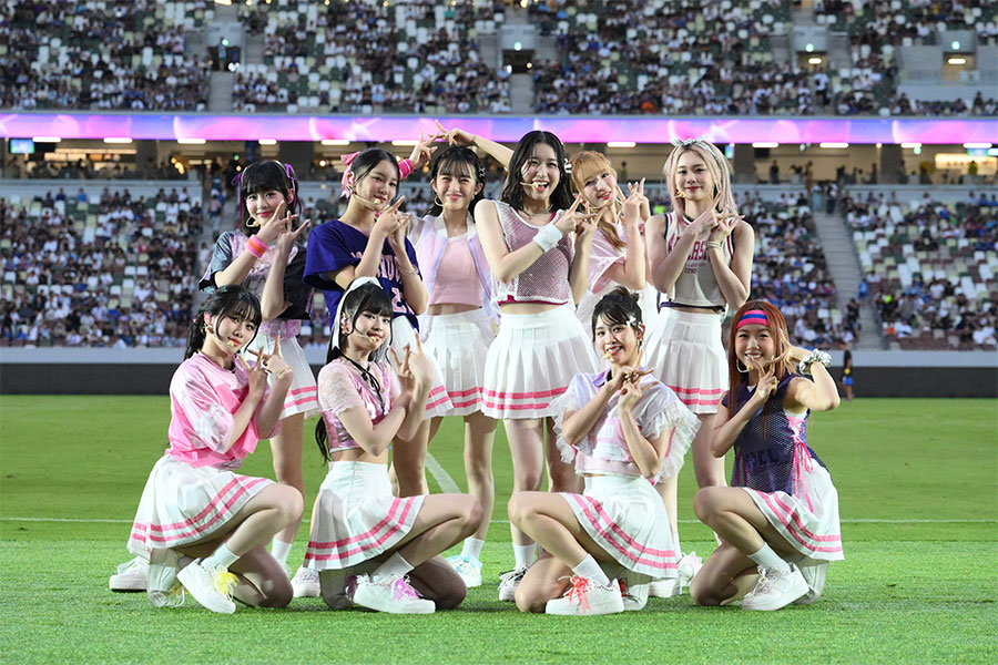 大人気アイドルグループ「ME:I」がゲスト登場【写真：(C) J.LEAGUE】