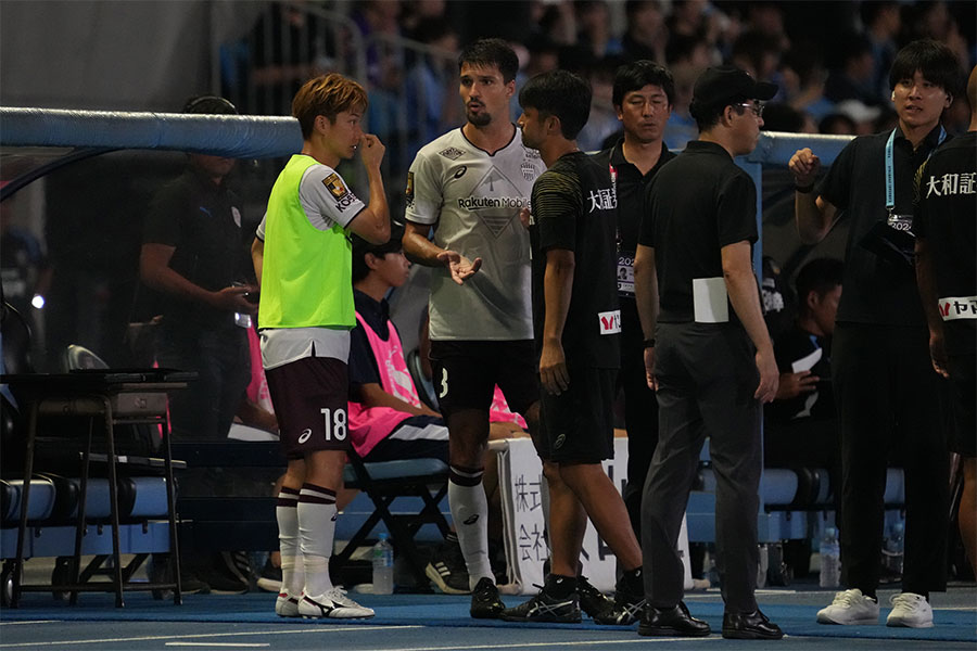 レッドカードに呆然とする神戸のマテウス・トゥーレル【写真：Getty Images】