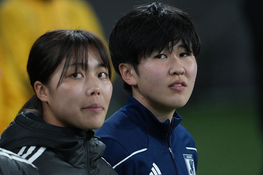 なでしこジャパン・谷川萌々子（左）と古賀塔子【写真：Getty Images】