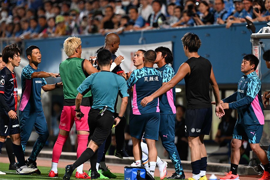 横浜FCと長崎の一戦で乱闘騒動が発生【写真：徳原隆元】