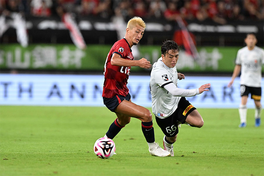 浦和・大畑歩夢（右）と競り合う鹿島・鈴木優磨【写真：徳原隆元】