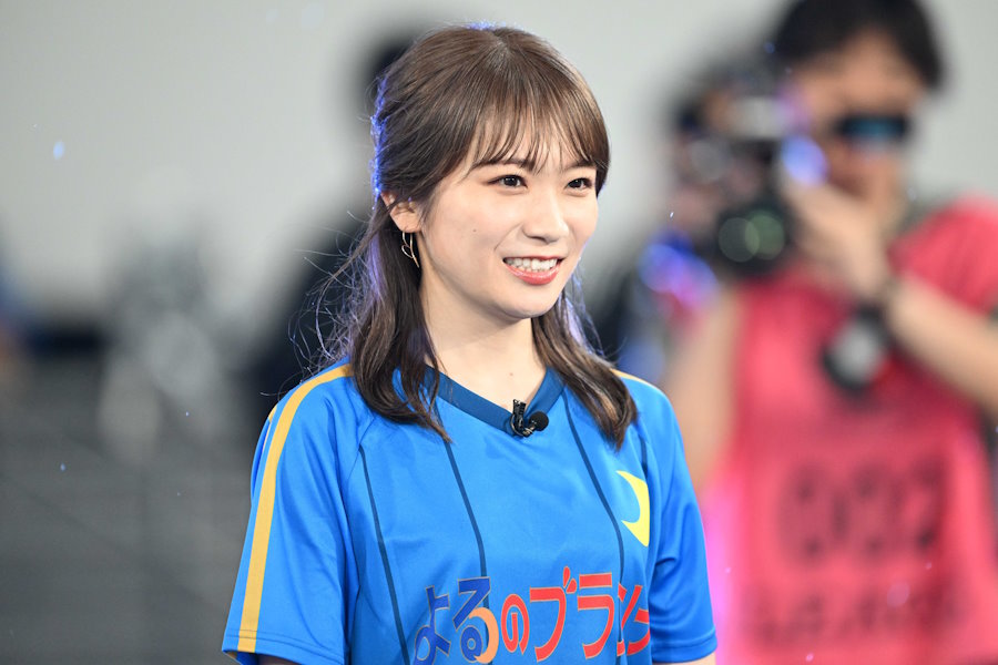 キックインセレモニーを担当したタレントの秋元真夏さん【写真：徳原隆元】