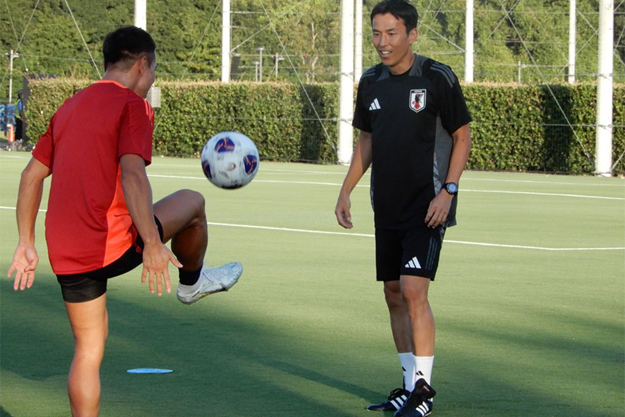 日本代表・長友佑都（左）と調整する長谷部誠コーチ【写真：編集部】