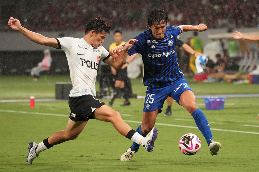 町田戦に出場した浦和・二田理央（写真左）【写真：Getty Images】