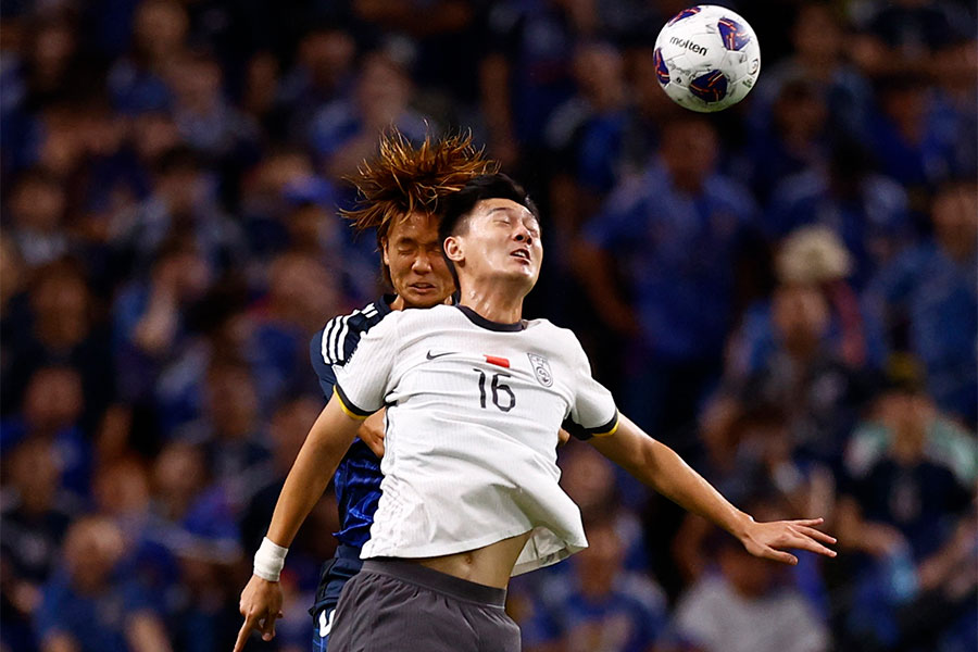 中国選手と競り合う日本代表・板倉滉【写真：ロイター】