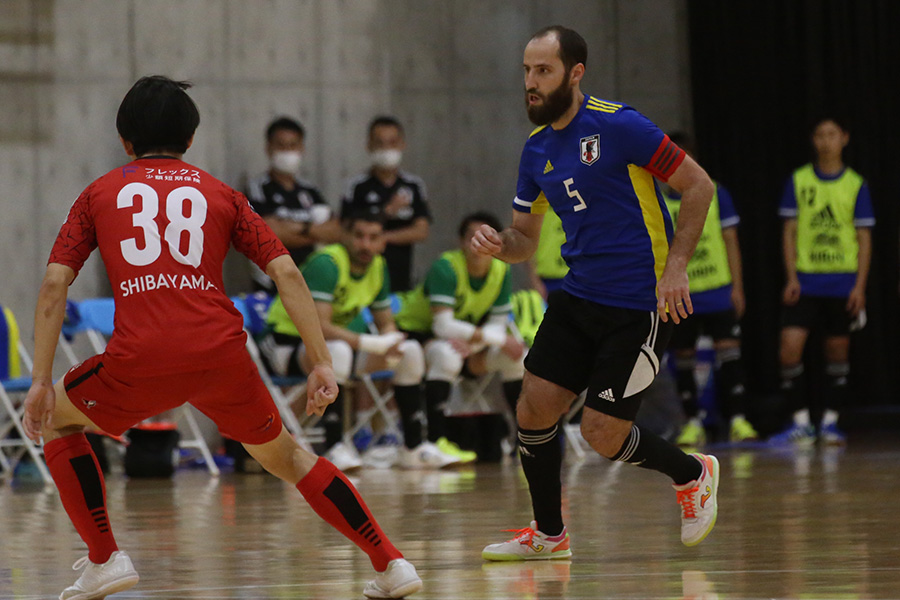 キャプテンマークを巻いた父が元ブラジル代表監督のアルトゥール【写真：河合 拓 / Futsal X】