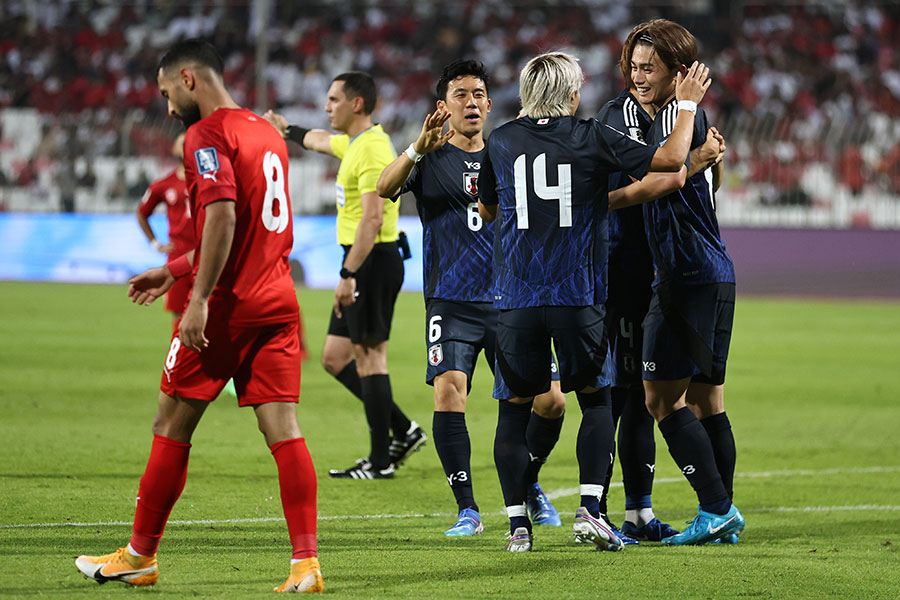 バーレーン戦で2点目を決めた日本代表・上田綺世（写真右）【写真：Getty Images】