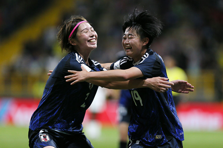 先制ゴールを決めた松永未夢（右）【写真：Getty Images】