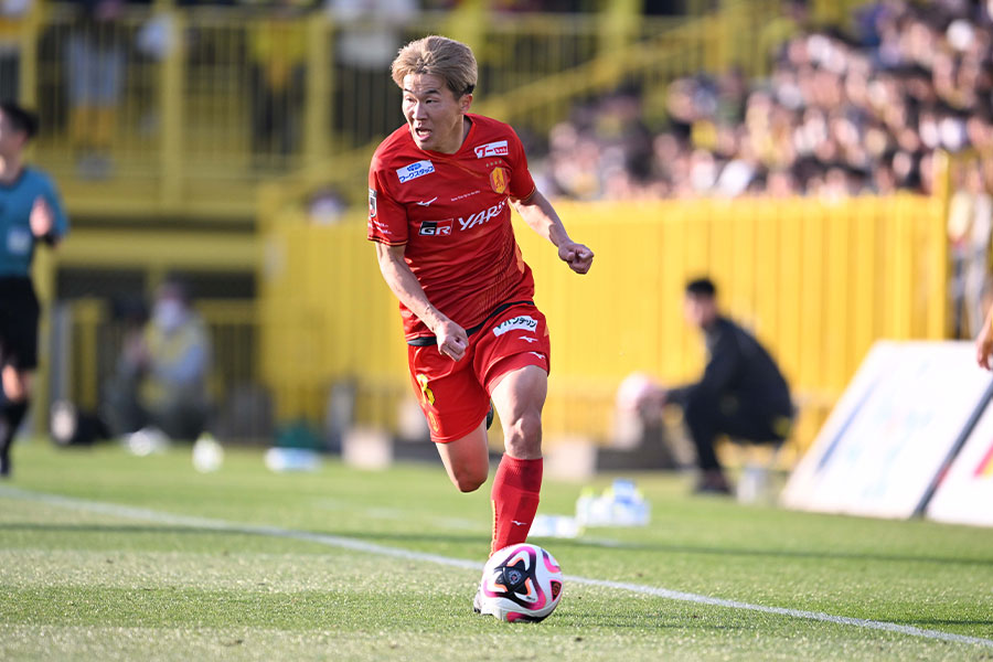 永井謙佑に劣らぬ30歳主審のスピードに注目【写真：徳原隆元】