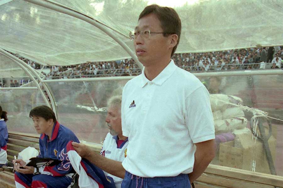 フランスW杯アジア最終予選で加茂周氏の跡を継いだ岡田武史氏【写真：産経新聞社】