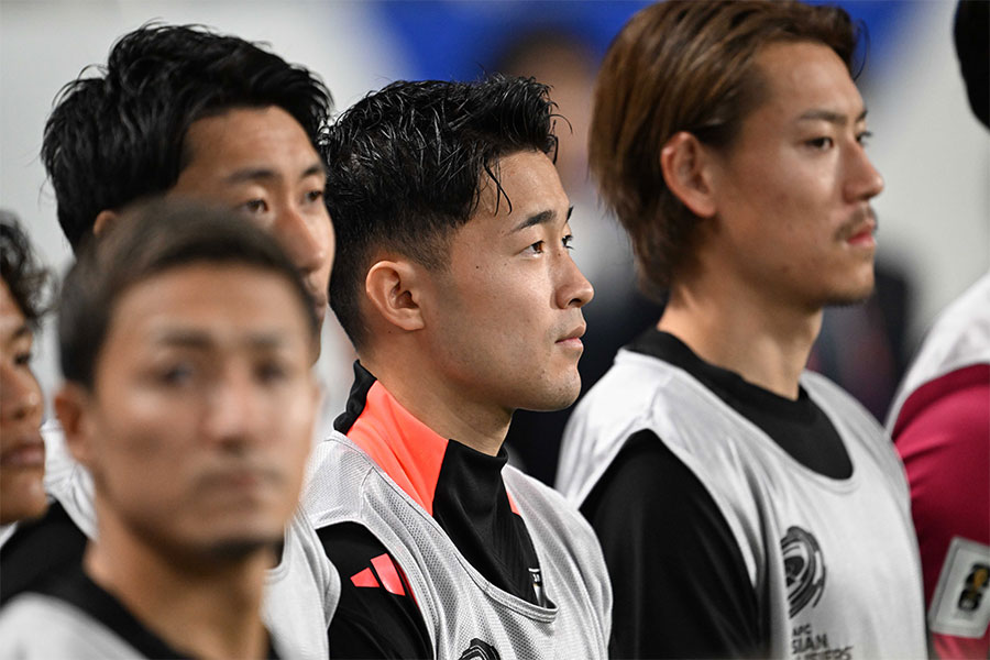 ここ数試合出番のない菅原由勢（写真中央）【写真：徳原隆元】