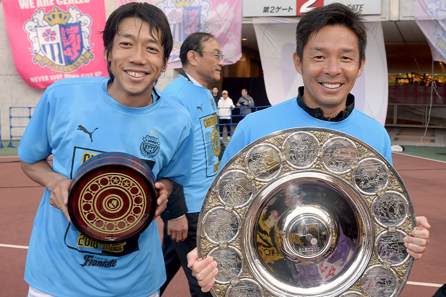 長年川崎で共闘した（左から）中村憲剛と鬼木達監督【写真：産経新聞社】