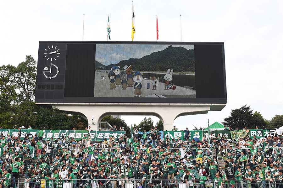 岐阜サポーターが掲げた巨大フラッグが話題（写真はイメージです）【写真：Getty Images】