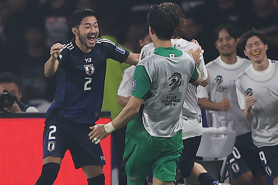 4点目を決めた菅原由勢【写真：Getty Images】