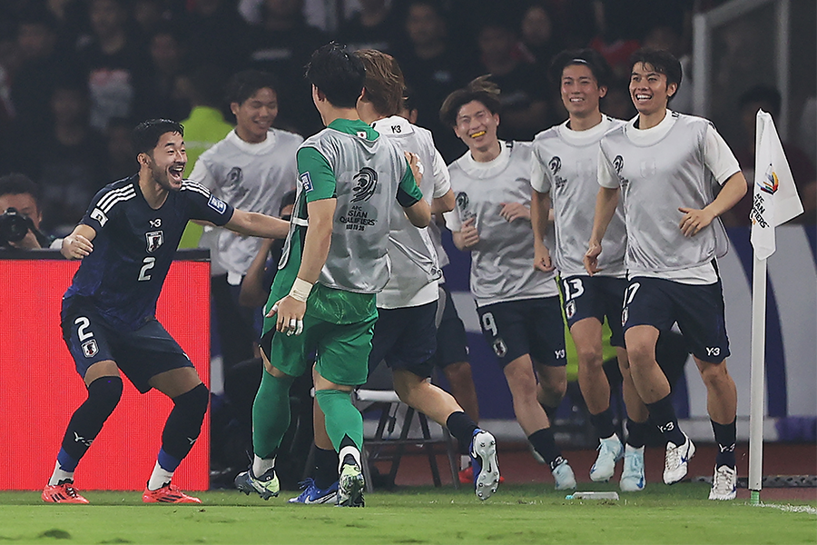 菅原由勢のゴールを選手たちが総出で祝福した【写真：Getty Images】