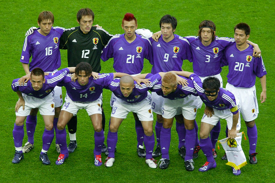 2002年W杯で中田英寿と肩を組む三都主アレサンドロ【写真：Getty Images】