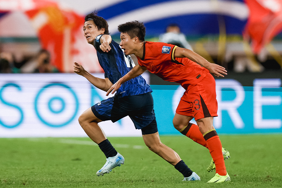 中国戦でスタメン出場した中村敬斗（写真左）【写真：Getty Images】