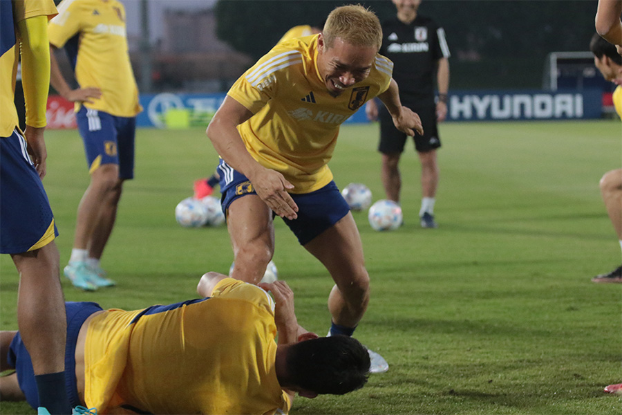 ピッチに倒れこむ吉田麻也と笑顔を見せた長友佑都【写真：FOOTBALL ZONE編集部】