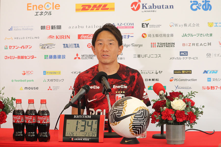 引退会見に臨んだ浦和・宇賀神友弥【写真：轡田哲朗】