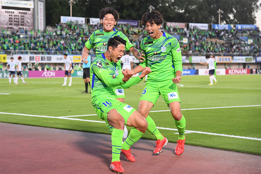 山田直輝（10番）がサポーターとの別れを惜しんだ【写真：Getty Images】