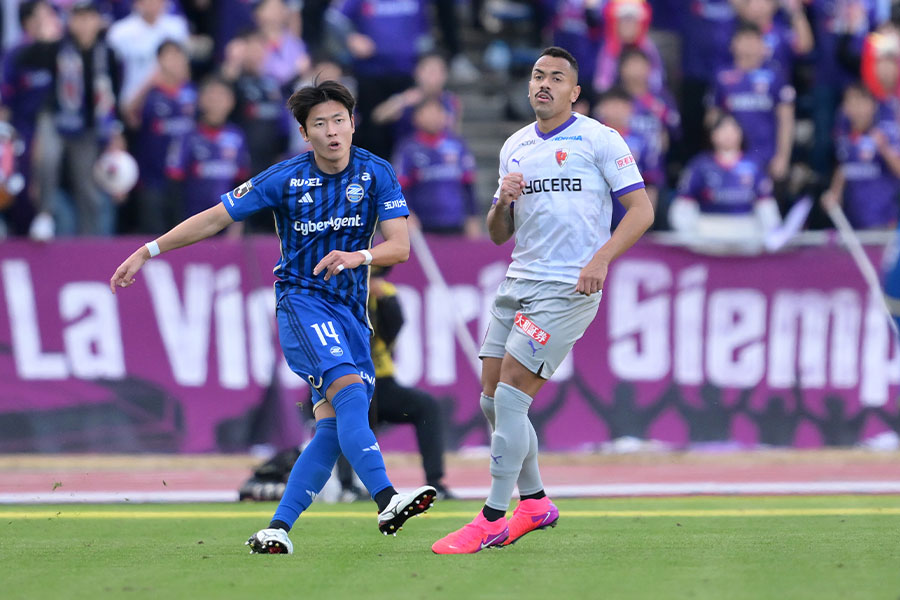 町田戦に出場した京都のラファエル・エリアス（右）【写真：FCMZ】